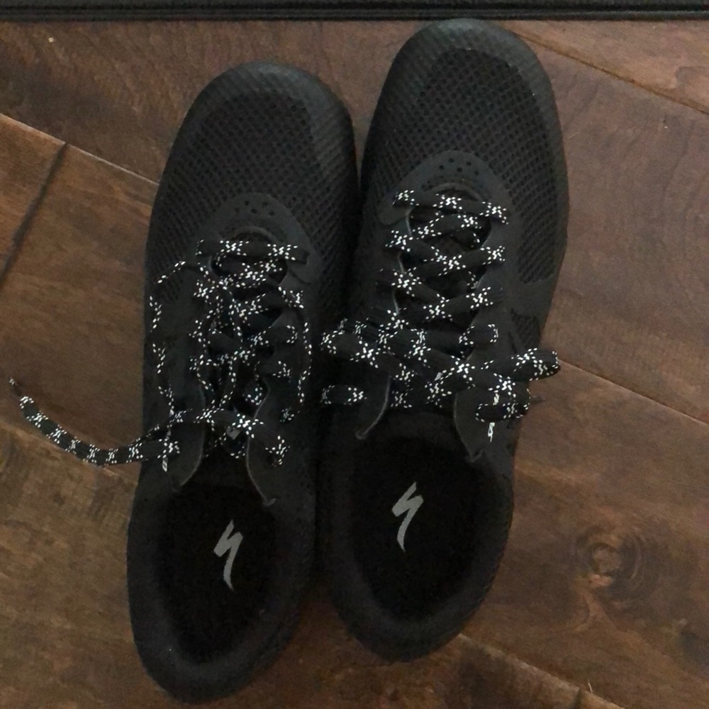 Specialized indoor spinning cleats
